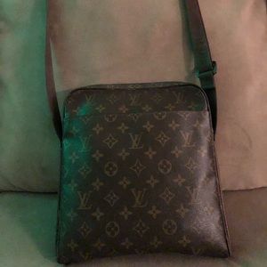 100%Authentic Louis Vuitton purse.